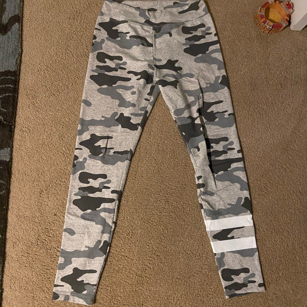 Sundry camo leggings